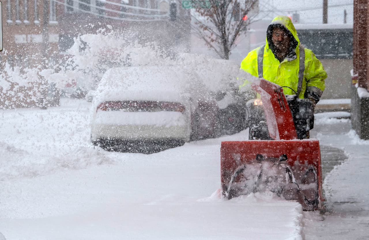 Una tormenta de nieve en el sureste deja millones de personas en alerta y miles de vuelos cancelados