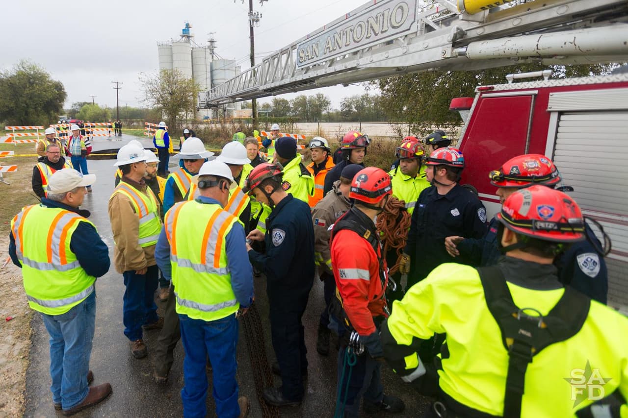 Decenas de bomberos y personal de rescate participaron en la operación de extracción de los vehículos del sumidero y recuperación del cuerpo de una víctima mortal.