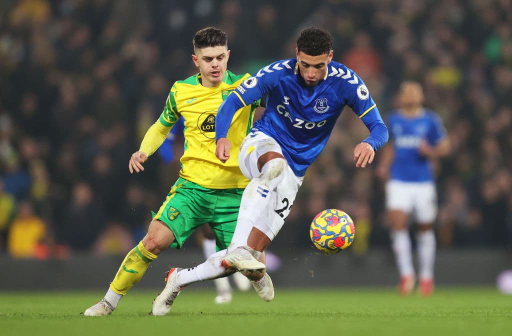 Aston Villa revive y empata 2-2 con el Manchester United, Norwich City sorprende y vence 2-1 al Everton y Newcastle y Watford repartieron los puntos tras el empate 1-1.