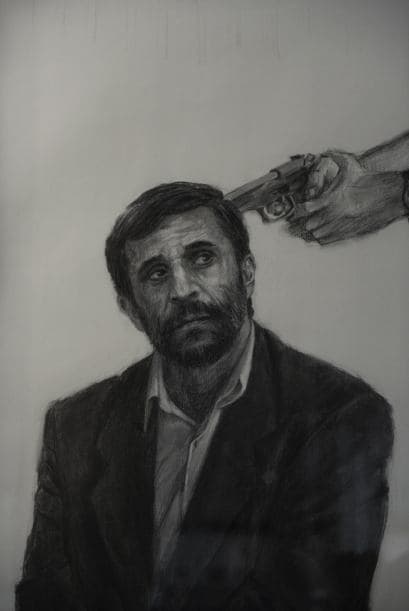 "Enemigos", es una serie de nueve dibujos de tipo autorretrato y en gran formato (2 metros por 1.5 metros de ancho), realizados entre 2005 y 2006 con carbón sobre papel. El trabajo llamó la atención porque muestran a Vicente en actitudes violentas atentando contra reconocidas personalidades internacionales.
