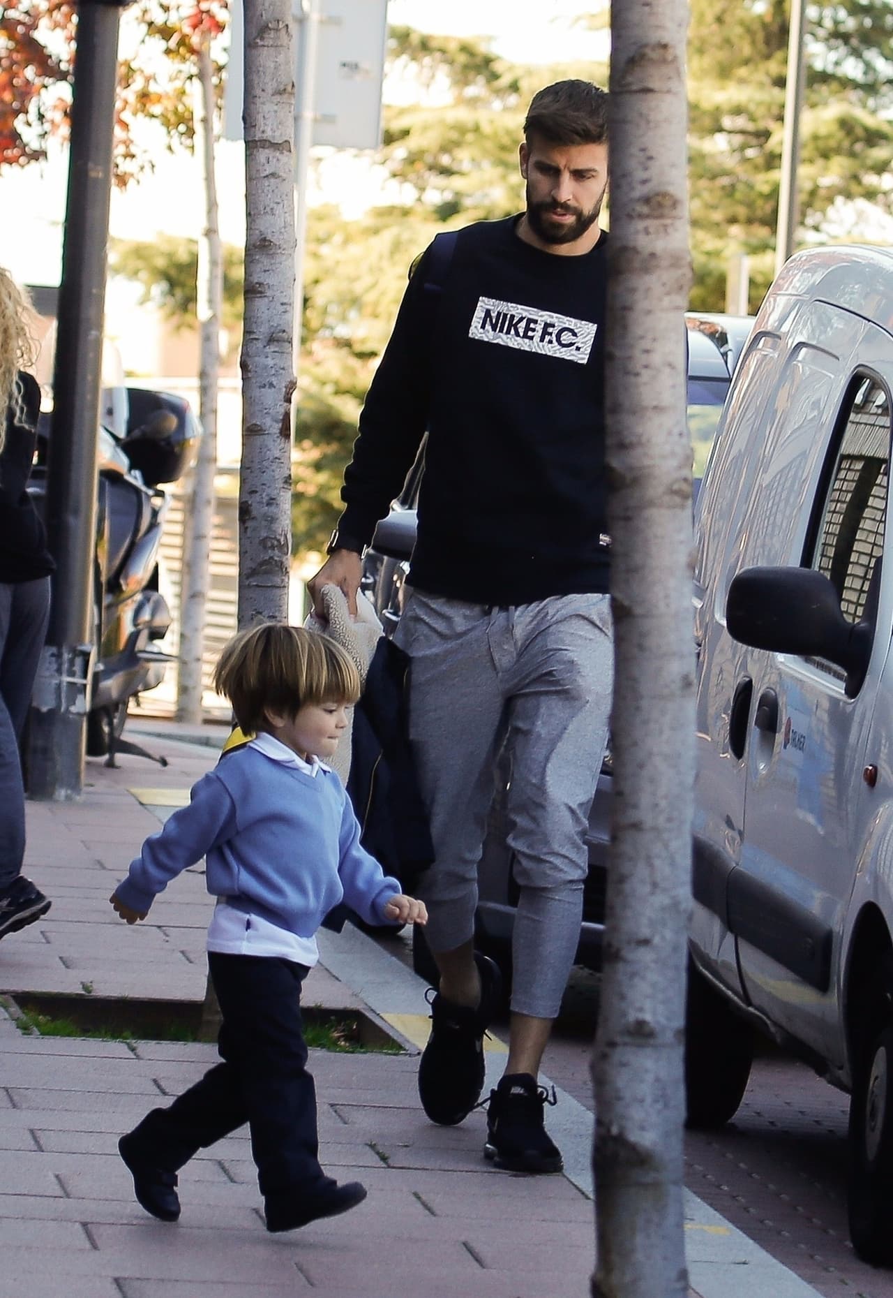 El futbolista Gerard Piqué auxilia a Shakira con los niños tan pronto sale de sus prácticas.