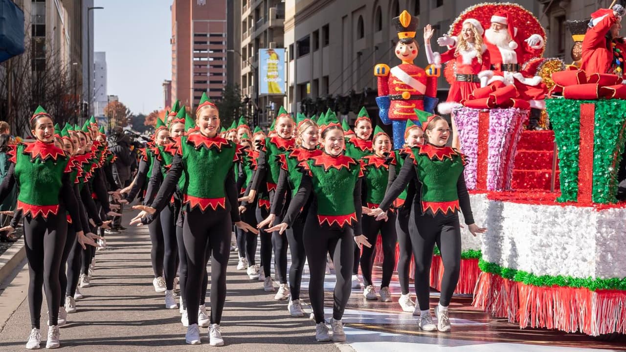 <b>Un vistazo a la historia: </b>En 1987, tanto el Hotel Adolphus como el Children's Medical Center Dallas celebraron hitos históricos al conmemorar sus respectivos 75 aniversarios. Buscando una manera especial de celebrar las festividades, el hotel propuso la idea de un desfile al Children's Medical Center Dallas. 
<b>Este desfile marcaría el inicio de la temporada navideña para la ciudad y atraería a las familias al centro de Dallas.</b>