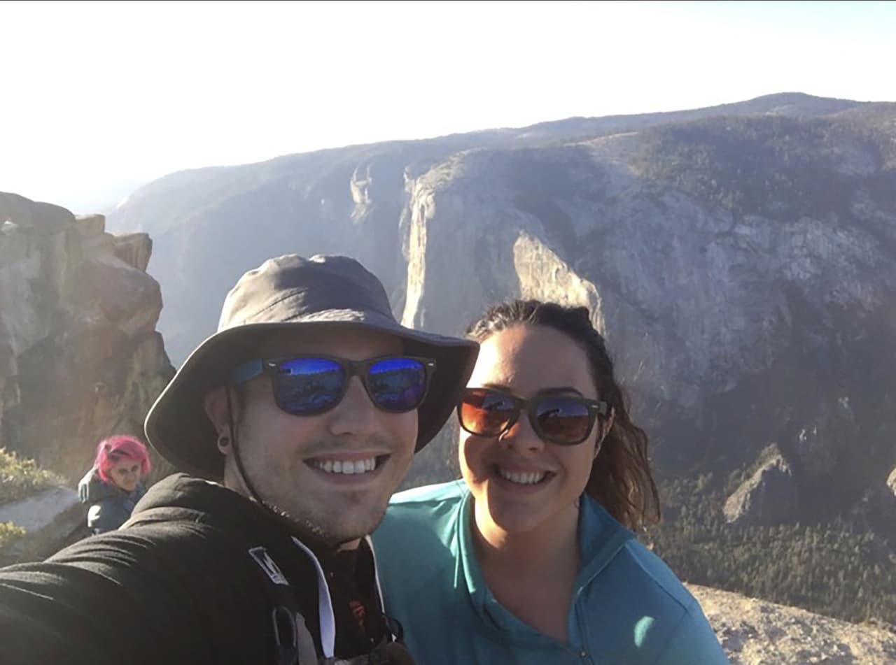 Un hombre del norte de California y su novia descubrieron que la joven fallecida era la misma que vieron en su visita a Yosemite, que incluso quedó en sus fotos.