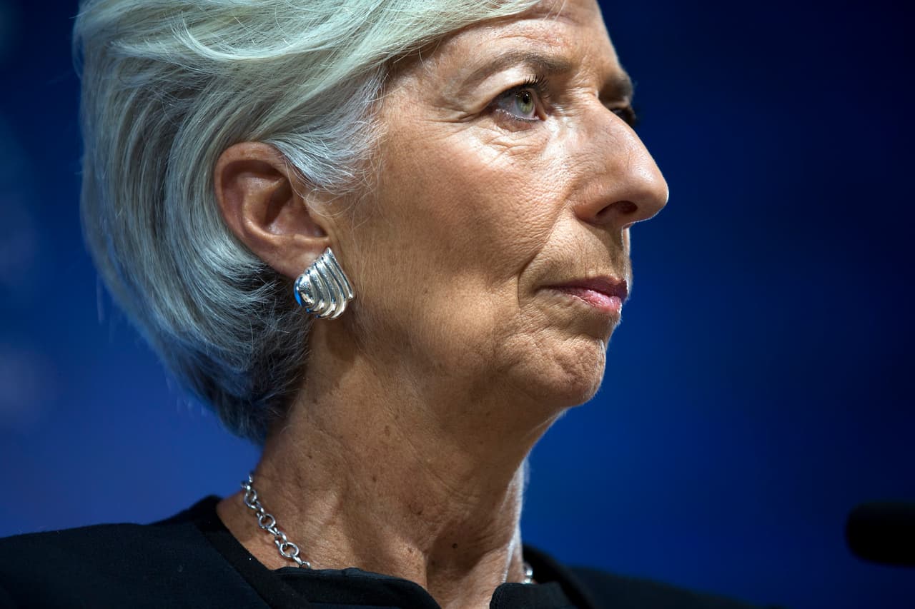 <b>Puesto 2. Christine Lagarde.</b> Esta ejecutiva francesa se convirtió en la primera mujer en dirigir el Banco Central Europeo el 1 de noviembre de 2019. Está a cargo de la política monetaria europea en un momento de incertidumbre geopolítica y desaceleración del crecimiento económico en la región. De 2011 a 2019 dirigió el Fondo Monetario Internacional, una organización que trabaja para garantizar la estabilidad del sistema monetario global.