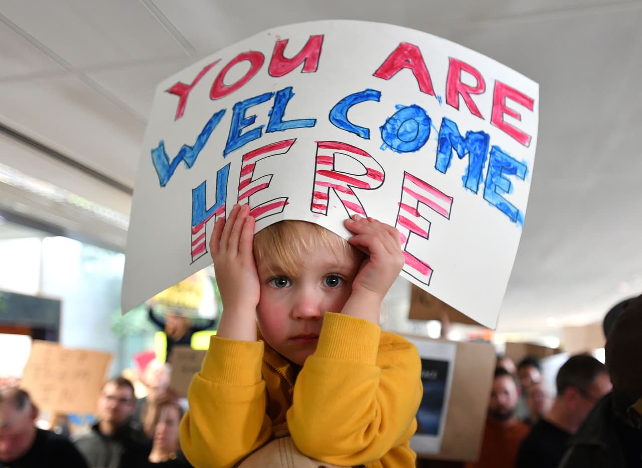 Manifestantes se reunieron en el aeropuerto internacional de San Francisco para protestar contra la orden ejecutiva firmada por el presidente Donald Trump que prohíbe la entrada de inmigrantes de siete países con mayoría musulmana a Estados Unidos durante los siguientes 90 días.