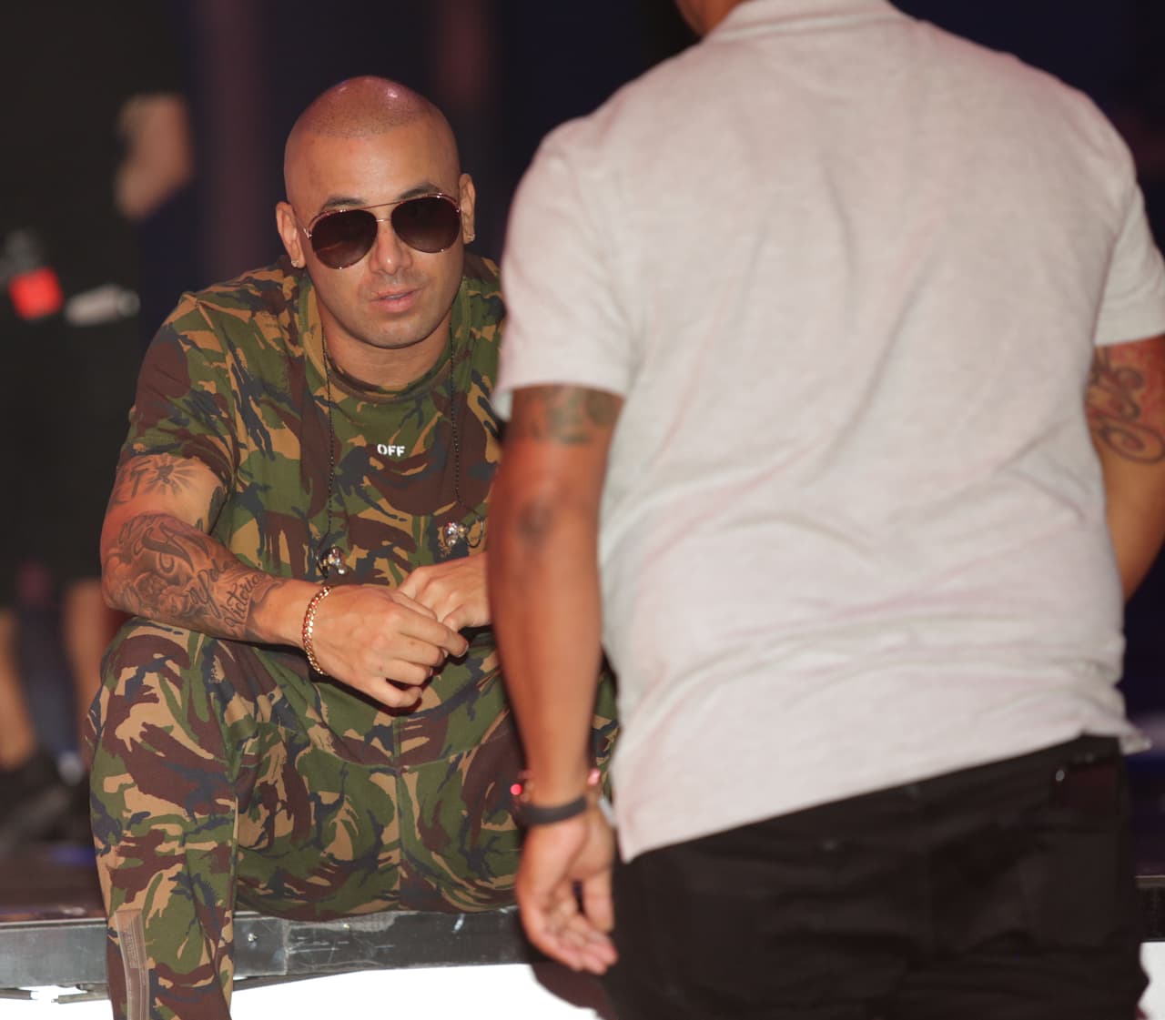 <b><a href="https://www.univision.com/especiales/premio-lo-nuestro">Wisin </a></b>llegó puntual y notamos que antes de cantar prefiere hablar con su equipo.
<br>