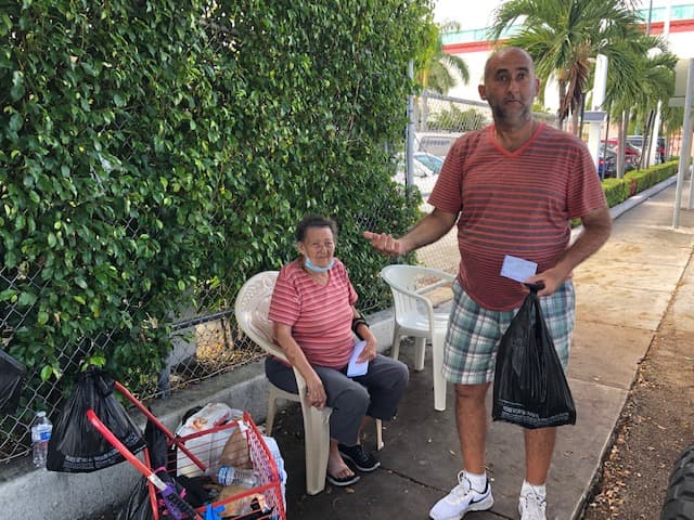 Sara Pérez de 81 años y su hijo Ángel de 55, llevan viviendo en las calles de Miami desde el 10 de agosto, debido a que fueron desalojados por no tener dinero para pagar su renta.