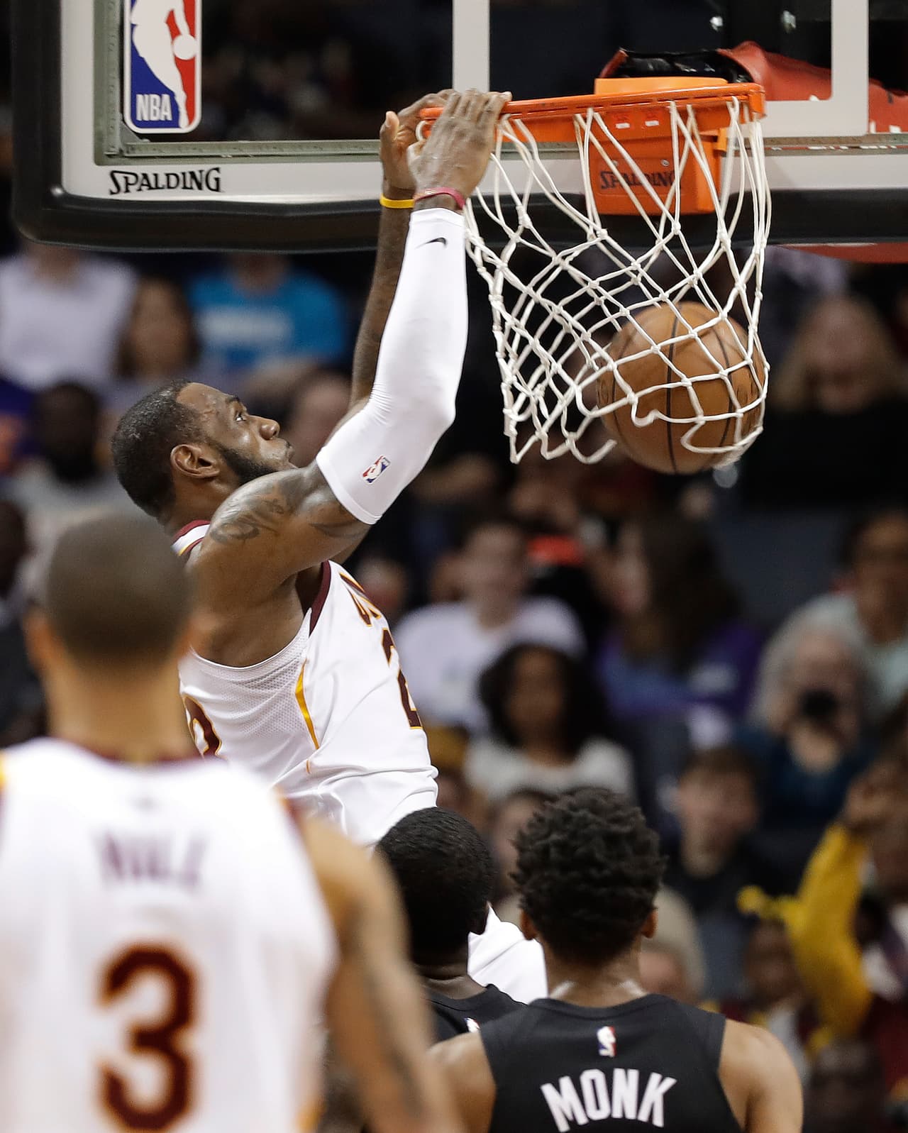 Y James dio una muestra una vez más de la gran leyenda que construye en NBA, con un registro al nivel de Michael Jordan.