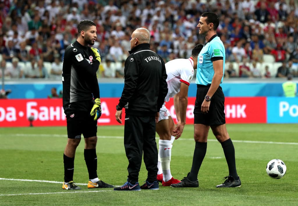 Tras esa estirada, Hassen ya se había resentido del hombro. No se sintió cómodo y comenzaba a estirar y flexionar cuando las acciones no estaban cerca suyo, una mala señal.