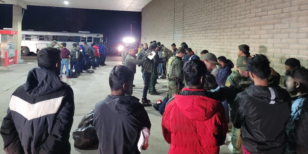 Tres grupos con 160 migrantes fueron detenidos cerca de Lukeville, entre el 1 y el 2 de enero. Varios agentes respondieron para ayudar, especialmente los asignados a la estación Ajo.