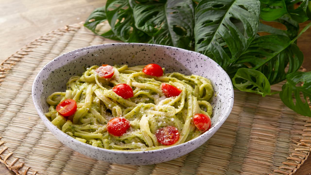 Pasta en salsa de aguacate