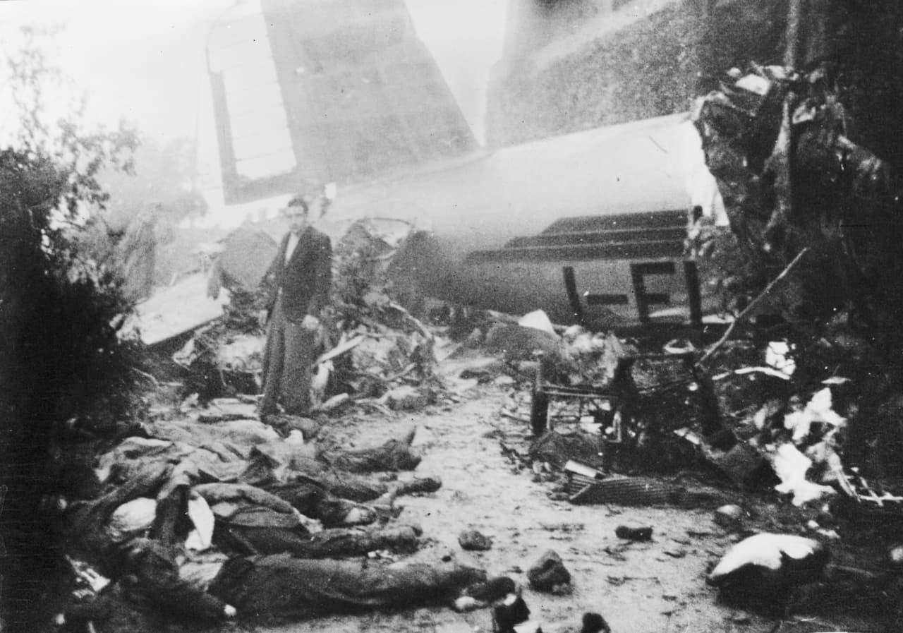 Tragedia de Superga: 18 futbolistas profesionales de Torino perdieron la vida en el accidente aéreo del 1949. Italia perdió su mejor equipo en el momento y la base de su Selección nacional para el Mundial del 1950.