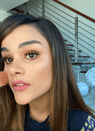 Y hasta un tutorial de maquillaje ofreció a sus seguidores.