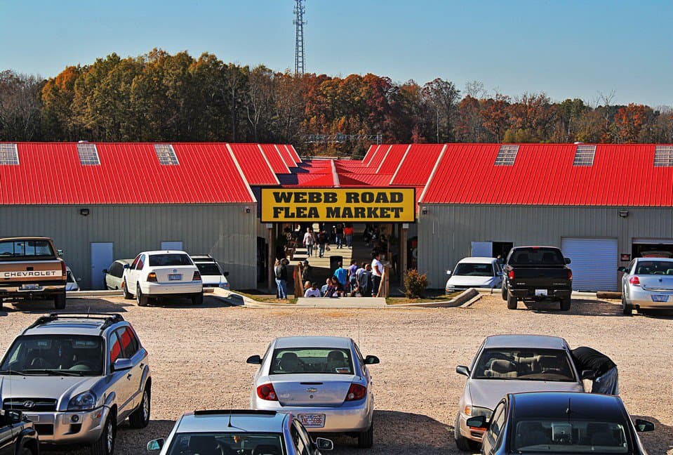<h3 class="cms-H3-H3"><b><a href="https://www.facebook.com/WebbRoadFleaMarket/   " target="_blank">Webb Road Flea Market</a></b></h3> 
<br>
<b>905 Webb Road, Salisbury | Abre sábados y domingos de 8 am a 5 pm </b>
<br>Este enorme mercado incluye 10 edificios y más de 12,000 pies cuadrados, tiene patrio de comida con muchas opciones.