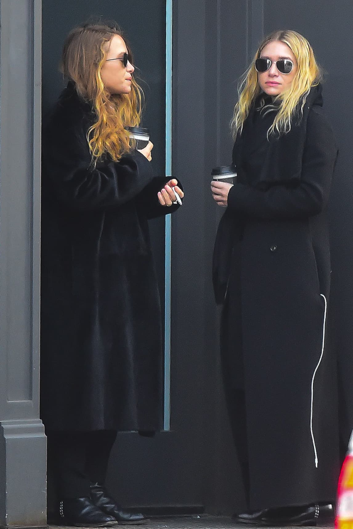 Las gemelas Olsen descansaban fuera de un edificio en Manhattan, tomando café y fumando.