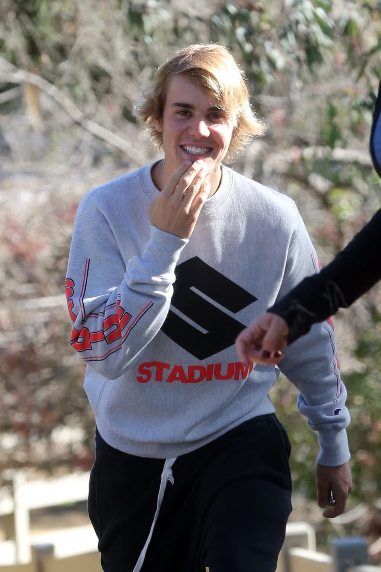 Justin Bieber se rió de la situación, que no pasó desapercibida, ya que había varios paparazzi en el lugar.
<br>