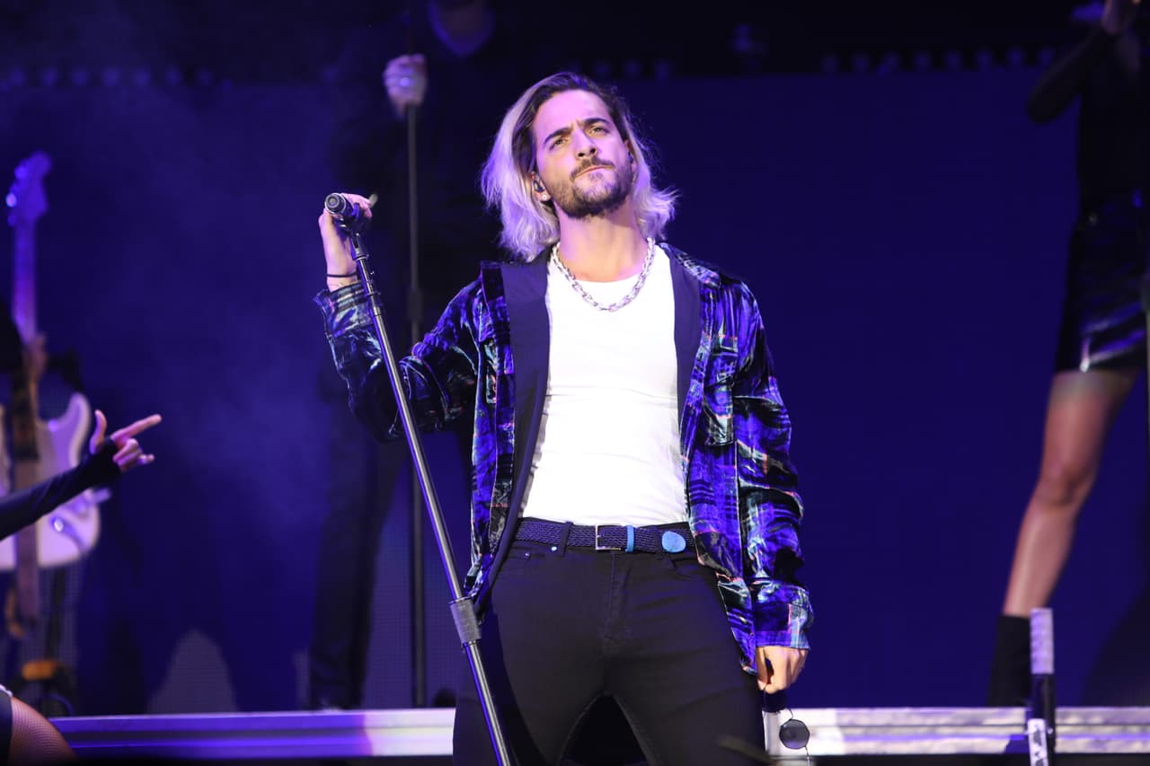 Ya en el escenario, Maluma interactuó con el público y cantó sus mayores éxitos.
