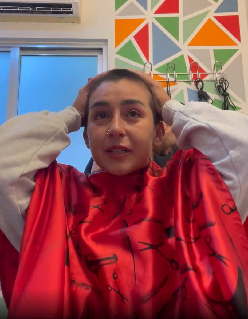 “Cumplí 26 años, me rapé, y fue porque me pegó muchísimo todo lo que recibía, todo el 'hate' hacia mi físico, hacia mí, hacia de dónde venía”, compartió al respecto.