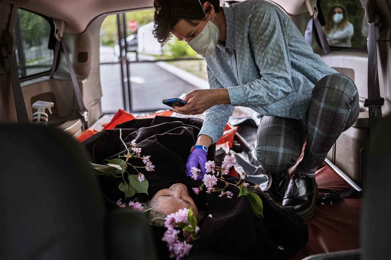 Pero si la suma es más de $10,000 dólares, algunos bancos le pedirán que un juez le de un poder.