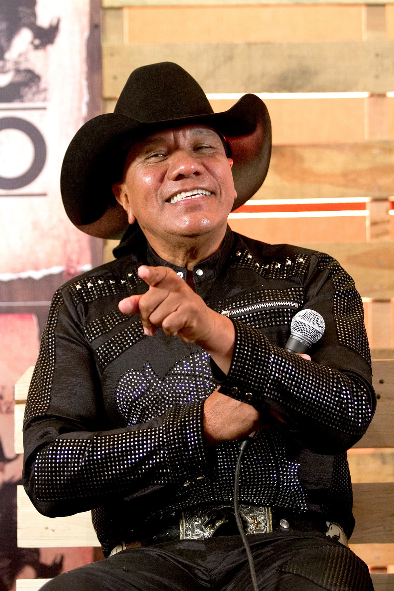 Lupe Esparza, líder y vocalista de Grupo Bronco, se integra por primera vez a Pequeños Gigantes como juez.