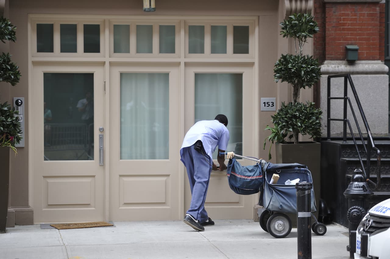 Cartero reparte cartas en la ciudad de Nueva York.