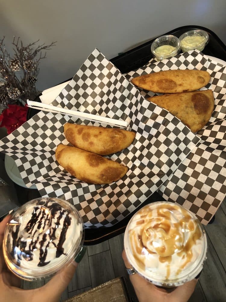 <b>Guayoyo Coffee & Bakery</b>
<br>
<b>Dirección</b>: 3370 Lawrenceville-Suwanee Rd. Suwanee, GA
<br>
<b>Teléfono</b>: (678) 804-9689
<br>
<b><a href="https://www.yelp.com/map/guayoyo-coffee-and-bakery-suwanee">Cómo llegar</a></b>
<br>
<br>Una usuaria de Yelp dijo: “Este es un lugar tan acogedor. Pasé con mi padre para tomar un bocado rápido y un café, y el ambiente era acogedor y olía muy bien. Me encantó mi comida y definitivamente regresaré para probar más platos”.