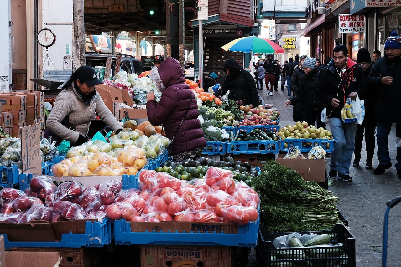<b>Jackson Heights (Queens)</b>
<br>
<br>La muy transitada calle de Roosevelt cuenta con mucho trafico de peatones, coches y cicilistas, por lo que presenta un riesgo para los tres.