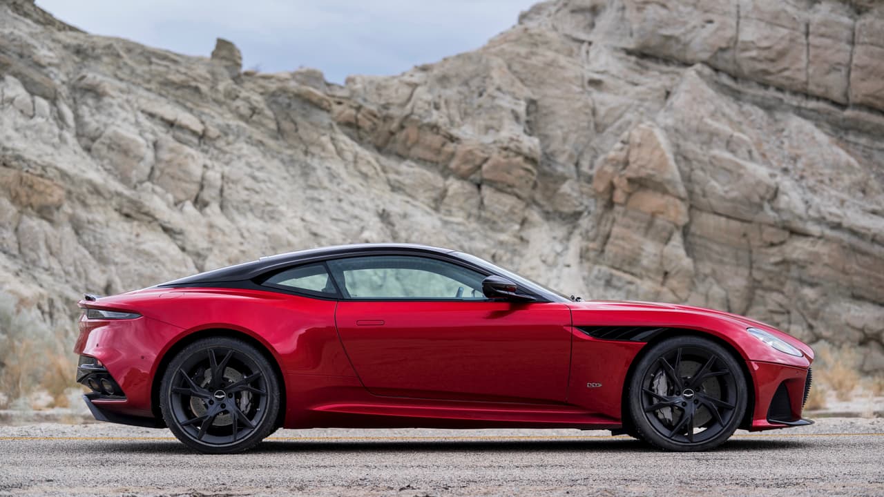 Superleggera, o súperligera en español, se refiere a un sistema tubular de construcción de automóviles desarrollado por Carrozzeria Touring en Milán en los años 30 , que permitía gran flexibilidad en diseño y un bajo precio, lo que lo hacía sumamente codiciado. Alfa Romeo, Citroen e Isotta Fraschini. Aston Martin utilizó el método Superleggera por primera vez en el revolucionario DB4.