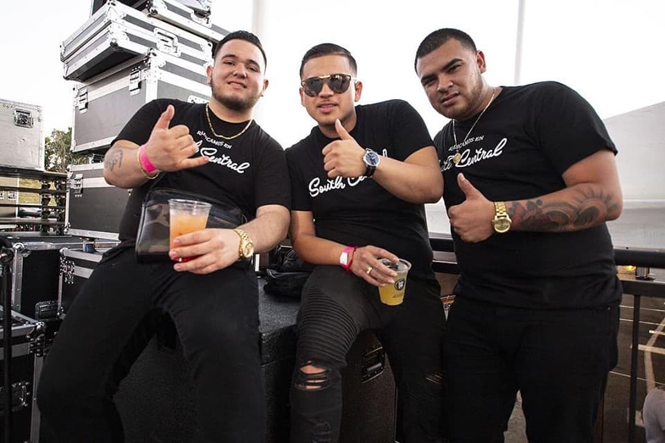 Por combinar inglés y español, sus canciones son consideradas 'pochas'.