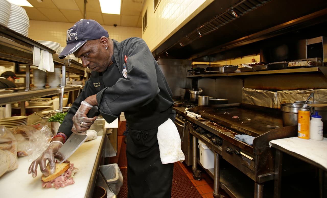 Gobierno casi duplica la cuota de visas H-2B para el 2024: te explicamos quiénes las utilizan y cómo se deben pedir