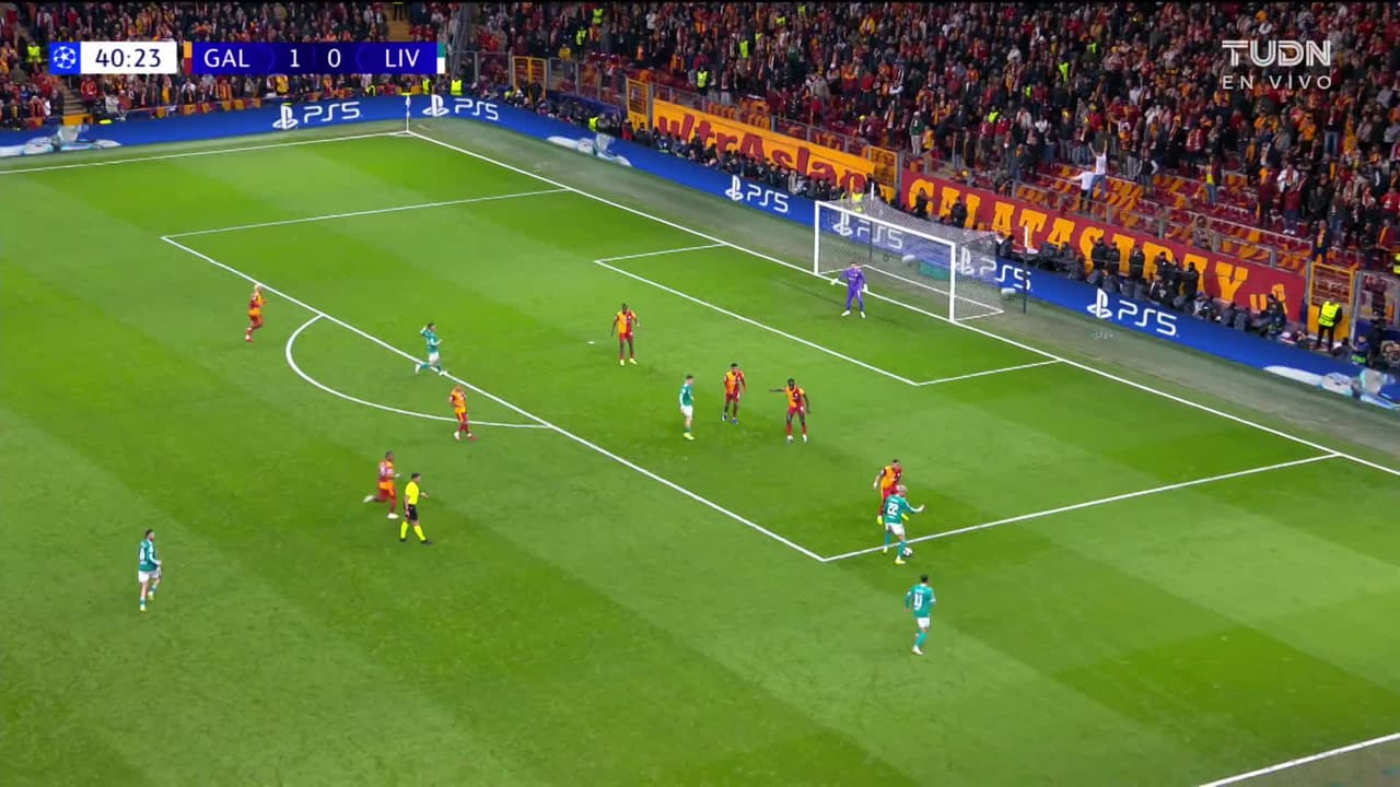 ¡TIRO ATAJADO! disparo por Florian Wirtz.