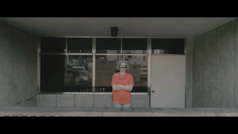 Esta toma de gente vestida de naranja desde los balcones de cada departamento es impecable.