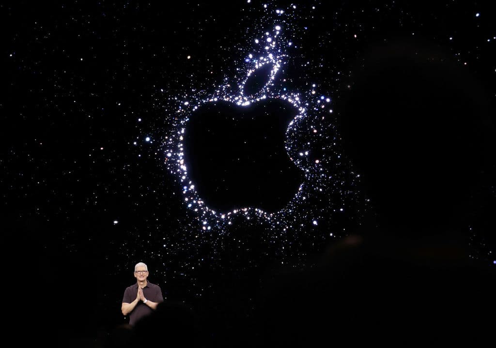 Tim Cook, gerente ejecutivo de Apple, fue el encargado de mostrar
<b> la nueva generación de teléfonos y otros productos de su gama tecnológica</b> en un evento que se llevó a cabo desde el campus de Cupertino, en California, a través de un video que estuvo basado en una serie de experiencias personales de uso de los equipos.