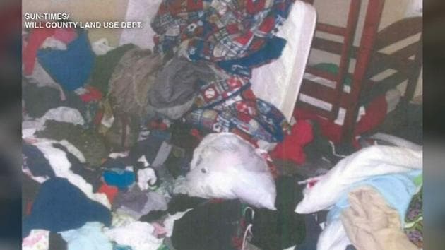 Las autoridades habían mencionado que la menor vivía en condiciones deplorables, pero este martes, el Chicago Sun Times dio a conocer varias imágenes de la casa.