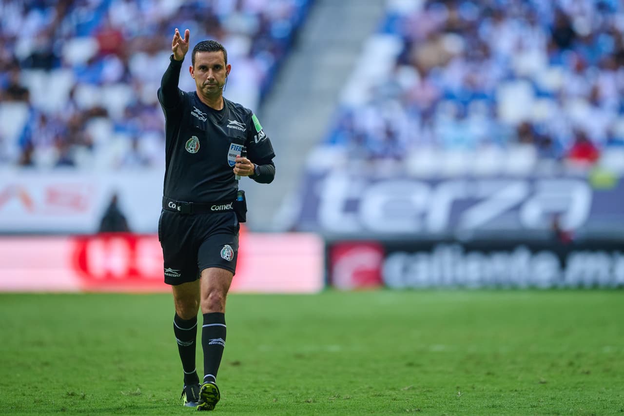 César Ramos fue protagonista al perdonar una clara mano a Gallardo que hubiese significado penal para la visita.