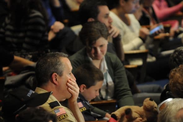 Muchas personas de los alrededores viajaron hacia Newtown para mostrar su solidaridad con la comunidad que sufrió el ataque.
