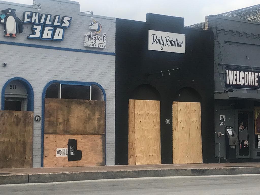 Varios negocios amanecieron tapados con madera para evitar ser saqueados durante las protestas.