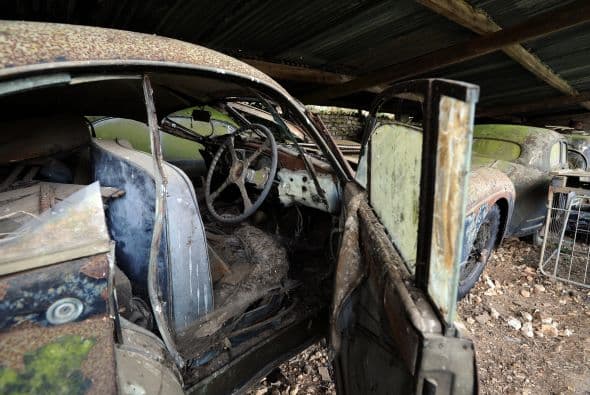 Entre los 60 autos de colección hay modelos exclusivos de marcas como Ferrari, Maserati, Porsche y Jaguar. Los autos fueron comprados entre las décadas de 1950 y 1970 por el empresario del transporte Roger Baillon, quien soñaba con restaurar su antigua colección y mostrarla en un museo. Llegó a reunir más de 100 autos pero su empresa empezó a decaer y tuvo que vender la mitad. Tras su muerte todo quedó para su hijo Jacques, quien falleció el año pasado. Los siguientes herederos, los nietos de Baillon, descubrieron el tesoro cuando fueron hasta la granja para ver su estado con intenciones de ponerla a la venta.