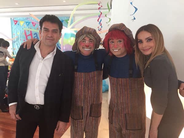 Para celebrar su primer año la pareja de actores les organizó una fiesta.