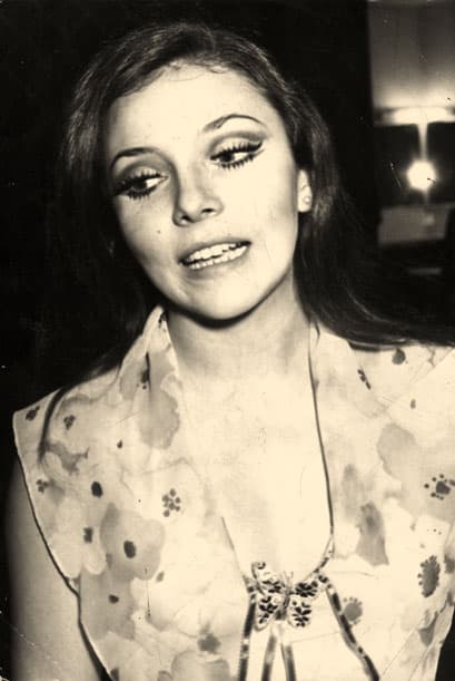 Estudió actuación en la "Academia Andrés Soler" y Relaciones Internacionales en la "Universidad Nacional Autónoma de México". La primera telenovela en la que apareció fue "No Creo En Los Hombres" (1969). Posteriormente participó en "El Amor Tiene Cara de Mujer"(1971) y "El Edificio De Enfrente" (1972). Fue hasta "Barata De Primavera" en 1975, que consiguió un papel más relevante.