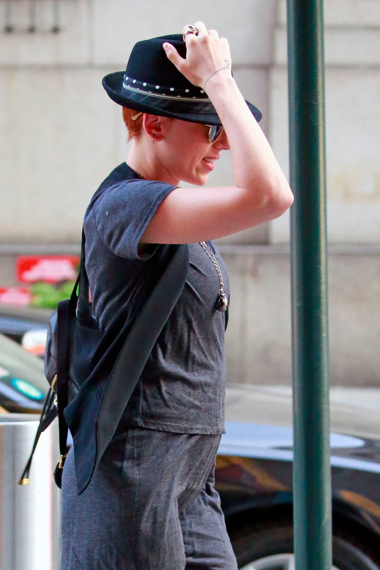 La actriz apostó por un sombrero y unas gafas oscuras para que nadie la reconociera.