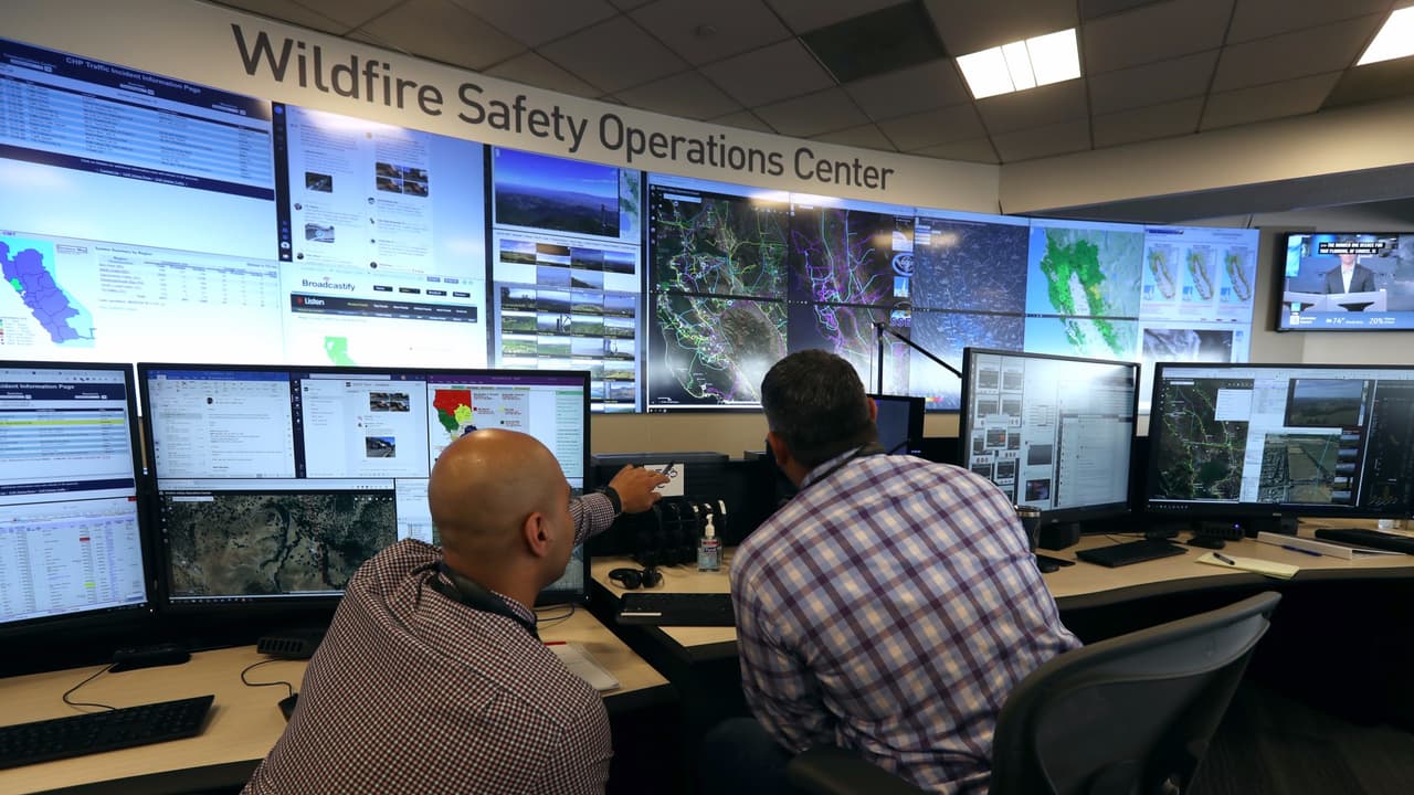 PG&E pone bajo alerta de apagones a casi 30 condados de California ante riesgo de incendios