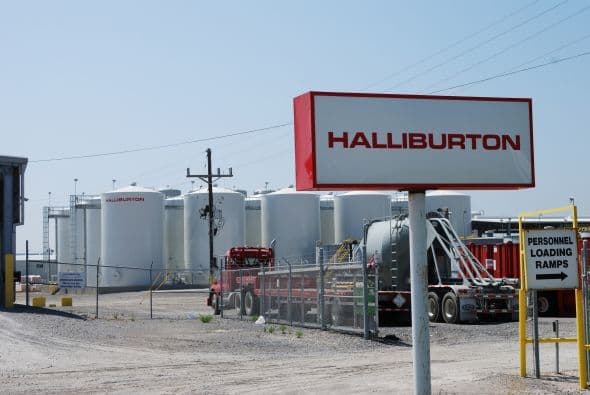 HALLIBURTON- El grupo estadounidense de servicios petroleros tuvo un desempeño menor al esperado en 2011, pese a un alza de 54.71% de su beneficio neto, a 2,840 millones de dólares. Llevado ese beneficio a las acciones, el beneficio anual fue de 3.26 dólares, contra los 3.35 dólares esperados por los analistas.