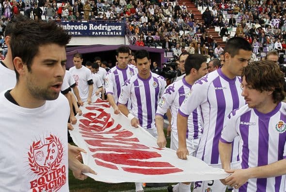 En España han sido 5 las ocasiones que la Liga se ha visto parada por huelgas, en el 2011 los futbolistas convocaron a un paro en la jornada inaugural por un adeudo de salarios a más de 200 futbolistas que sumados rondaban los 50 millones de euros.