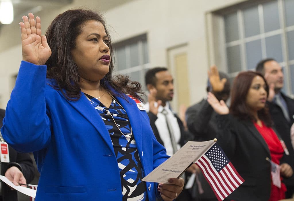 La ciudadanía como opción para esquivar las restricciones migratorias de Trump: ¿quién puede optar y cuánto cuesta?