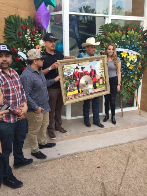 No faltaron las muestras de cariño y apoyo a la familia. El emotivo encuentro fue un instante nostálgico en el que no faltaron quienes rompieron en llanto.