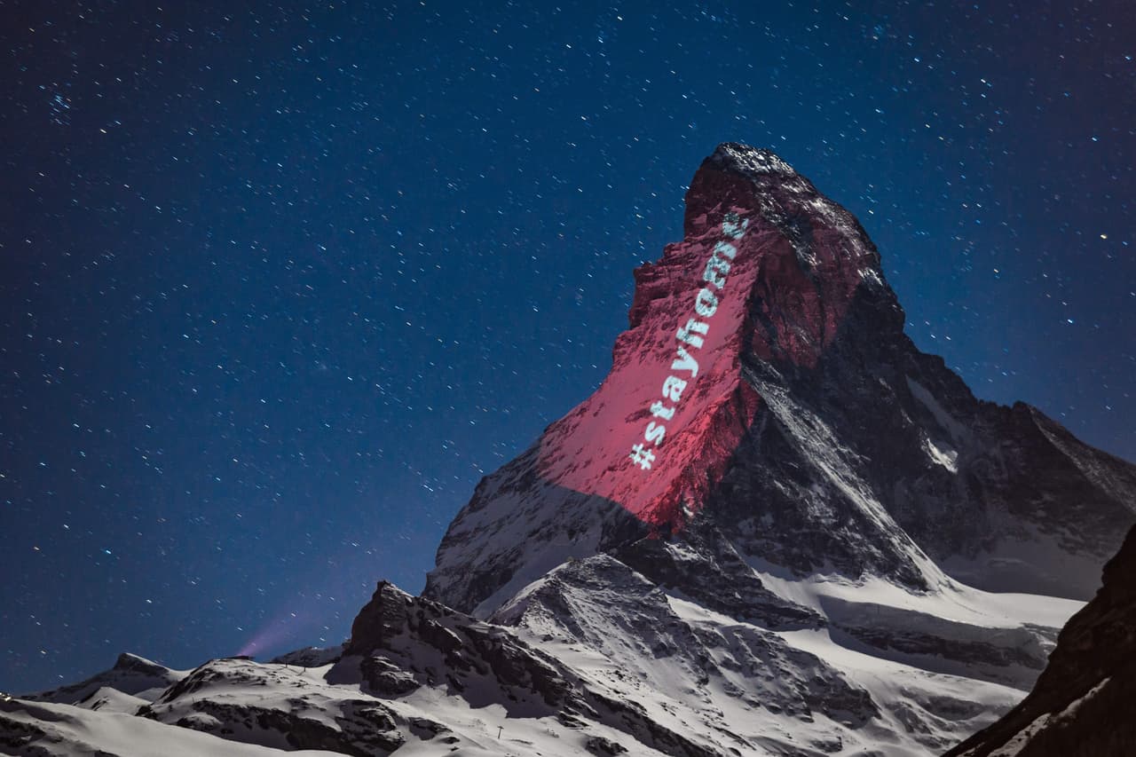 <b>“Quédate en casa”,</b> se lee en una inmensa proyección sobre la icónica montaña Matterhorn, ubicada en la frontera entre Italia y Suiza, una de las zonas más afectadas por la pandemia. Esta instalación fue realizada por el artista suizo Gerry Hofstetter, quién transforma edificios, monumentos y paisajes de todo el mundo en obras de arte temporales. 1 de abril