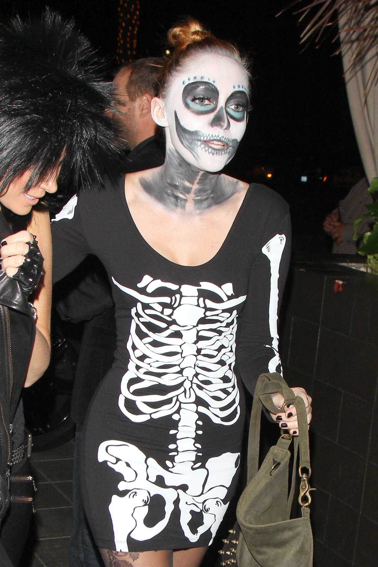 Brandi Cyrus iba al lado de su madre, Trish, quien también se encontraba disfrazada.