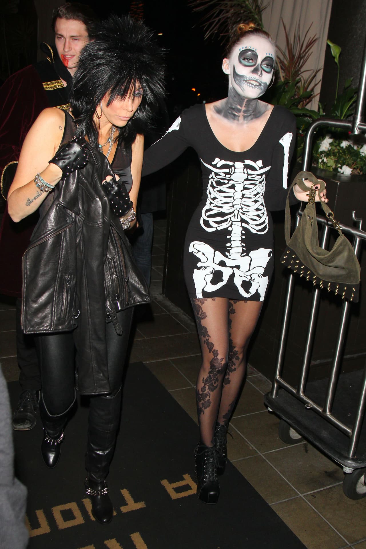 Las Cyrus fueron captadas así mientras se dirigían a una fiesta en el hotel Roosevelt, en Hollywood, hace tres Halloween.