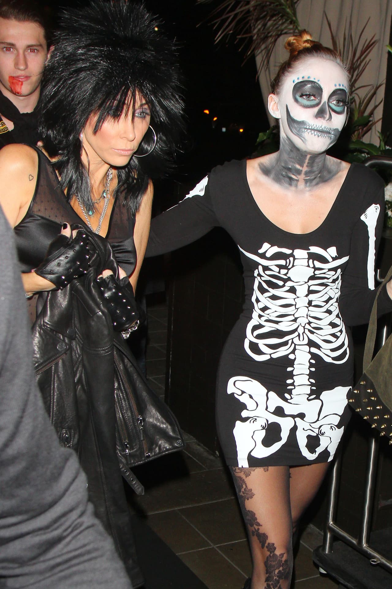 Ella optó por llevar los huesos en un vestido y un maquillaje bastante más complejo.